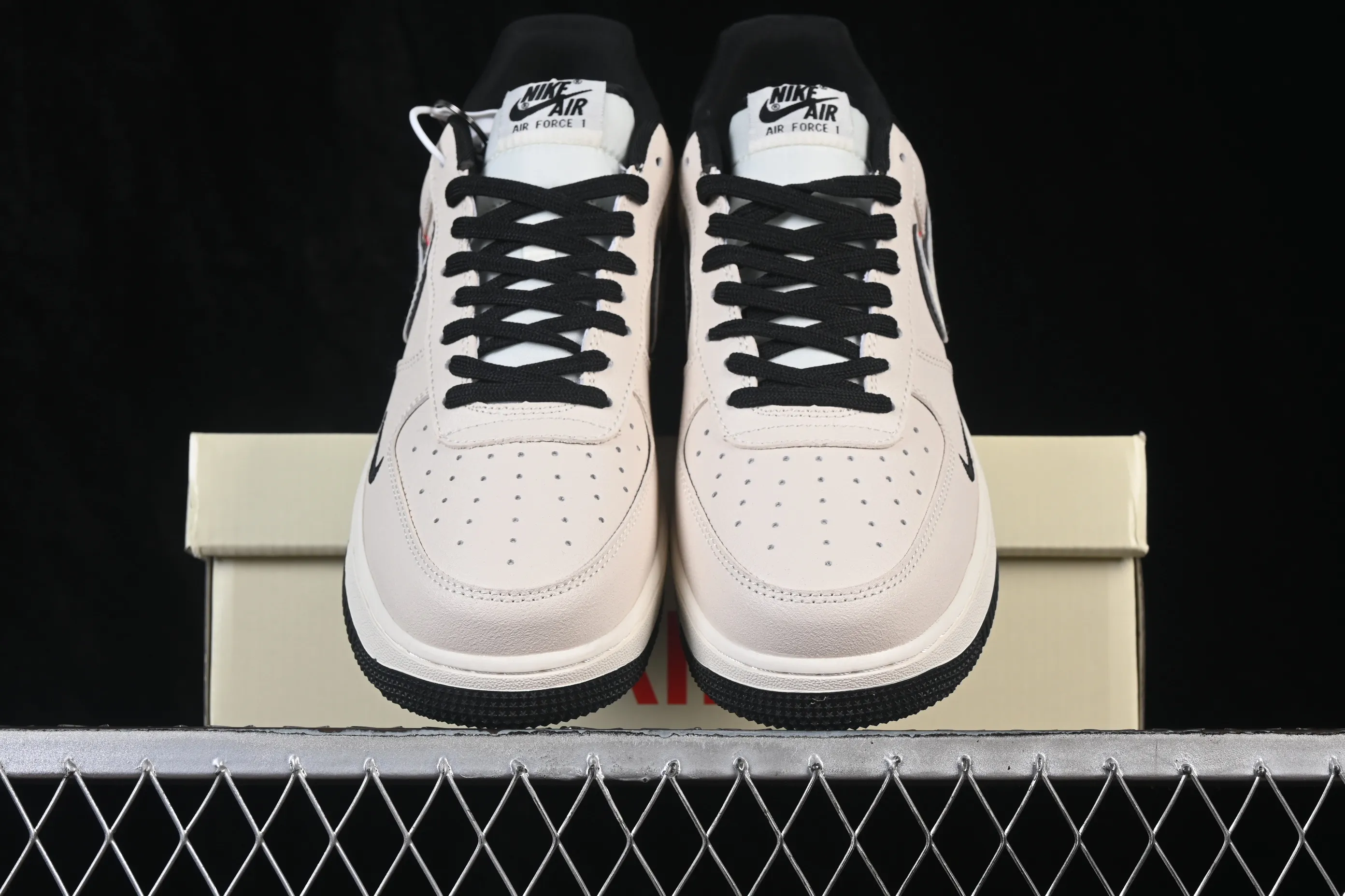 All categories Nk Air Force 1 Air Force series Nk Air Force 1 Low Air Force low-top Nike Air Force 1'07 Low small hook embroidery Air Force 1 low-top casual sneakers DF0188-139